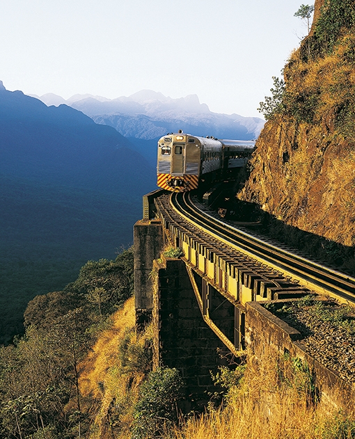 Litorina no Viaduto do Carvalho fundado em 1885 PR