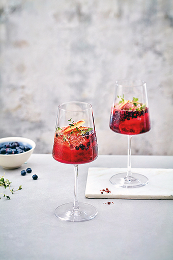 Blueberry Spritz with thyme and apple without bottle