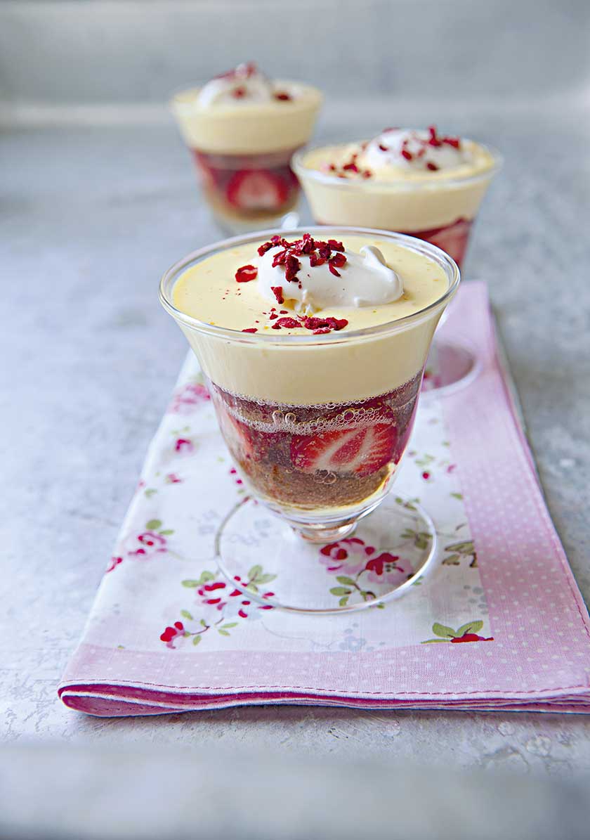 Strawberry and prosecco jelly trifles