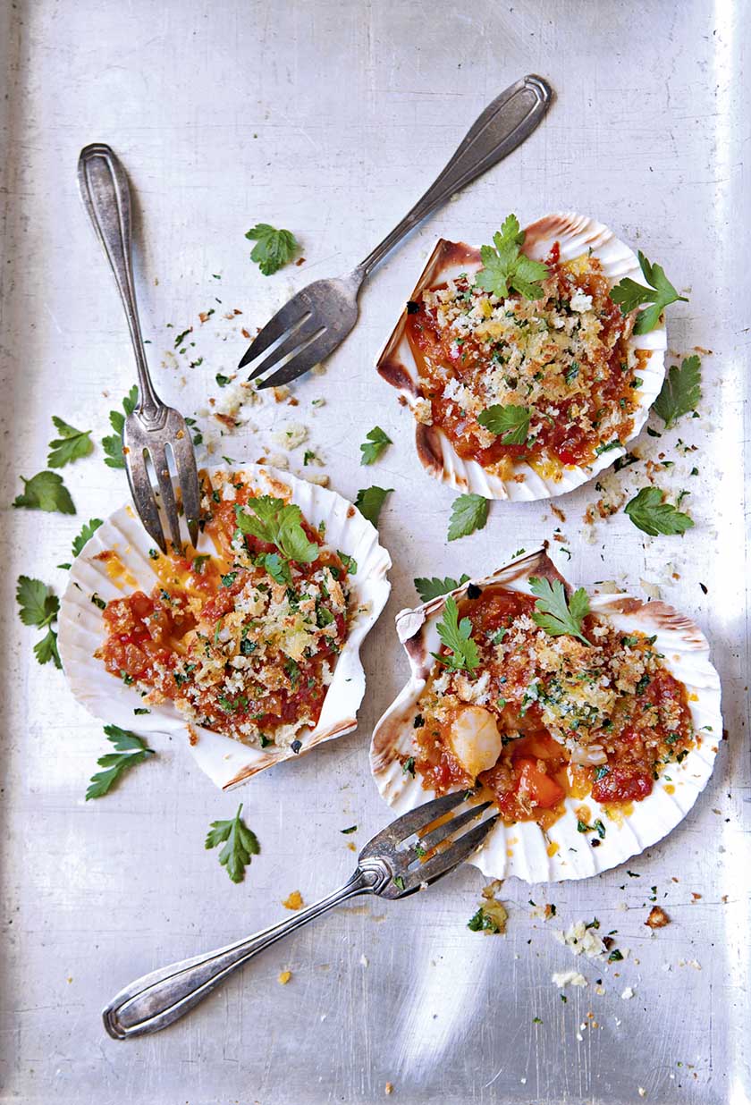 Baked scallops with paprika, chilli and garlic