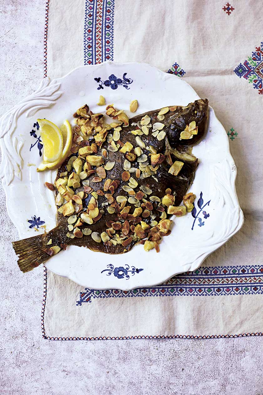 Flounder baked with apples and almonds, Pomeranian style