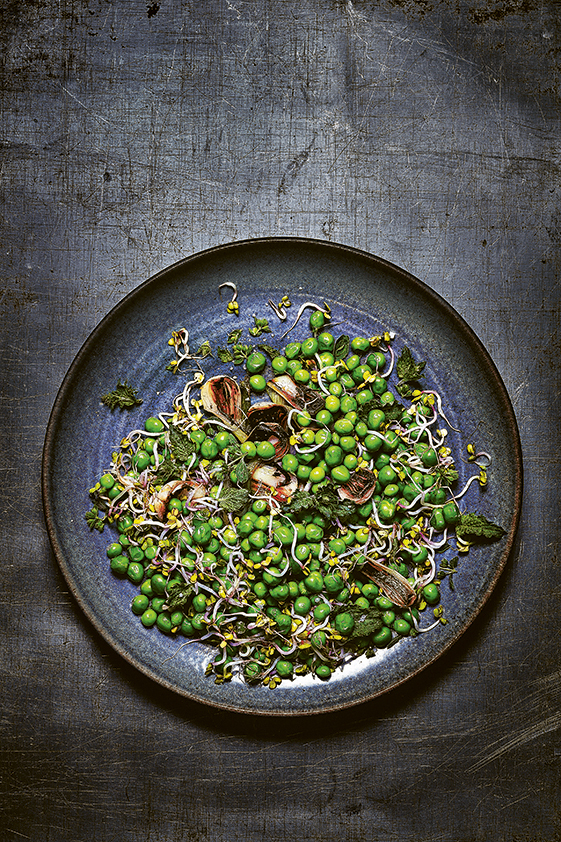 WEB Grilled peas and spring onions with mint and bean sprouts