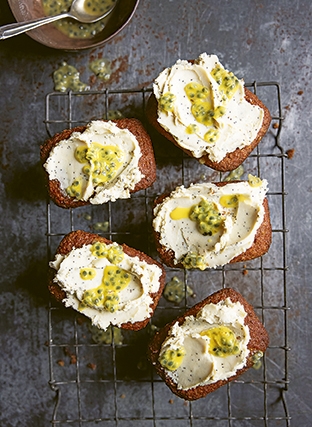 Whole mandarin cake with poppy seed icing