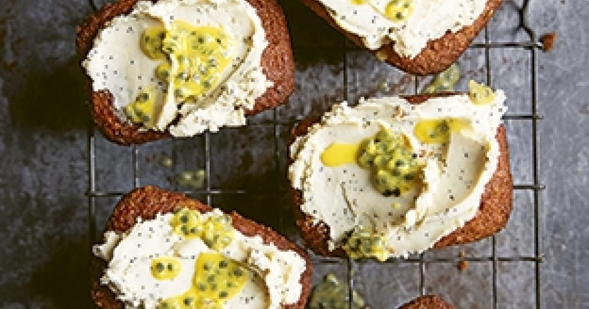 Food and Travel Magazine | Whole mandarin cake with poppy seed icing
