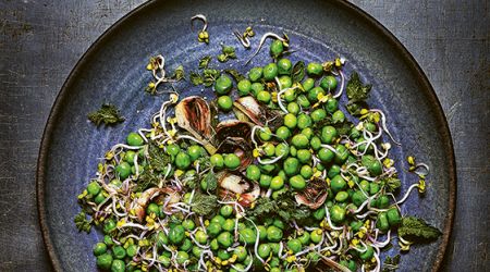 WEB Grilled peas and spring onions with mint and bean sprouts