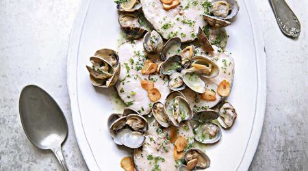 Hake steaks in garlic sauce with clams