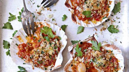 Baked scallops with paprika, chilli and garlic