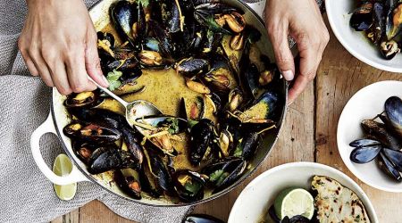 Mussels in chilli, ginger and curry leaf broth