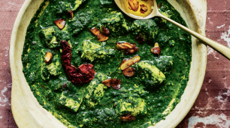 Spinach and paneer curry with garlic and chilli
